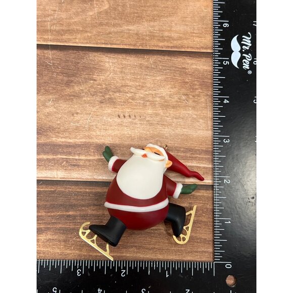 2013 HALLMARK KEEPSAKE ORNAMENT AD8000 SKATING SANTA BY JULIE FORSYTH ICE SKATE - Picture 5 of 8